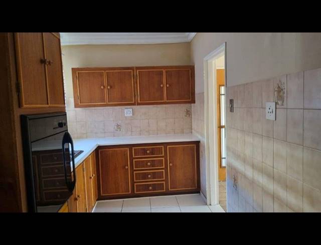 3 BEDROOM TOWNHOUSE FOR SALE IN LADYBRAND